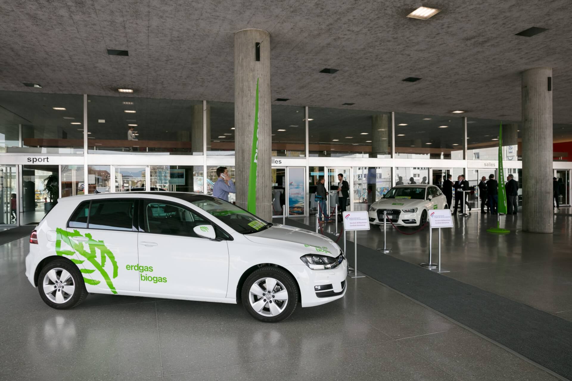 Ein weißes Auto mit der Aufschrift 