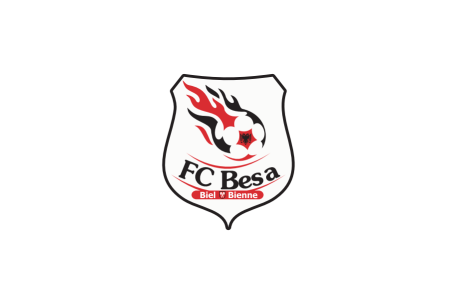 Das Logo des FC Besa Biel/Bienne zeigt einen flammenden Fußball über dem Vereinsnamen auf einem weißen Schild mit schwarzen und roten Akzenten.
