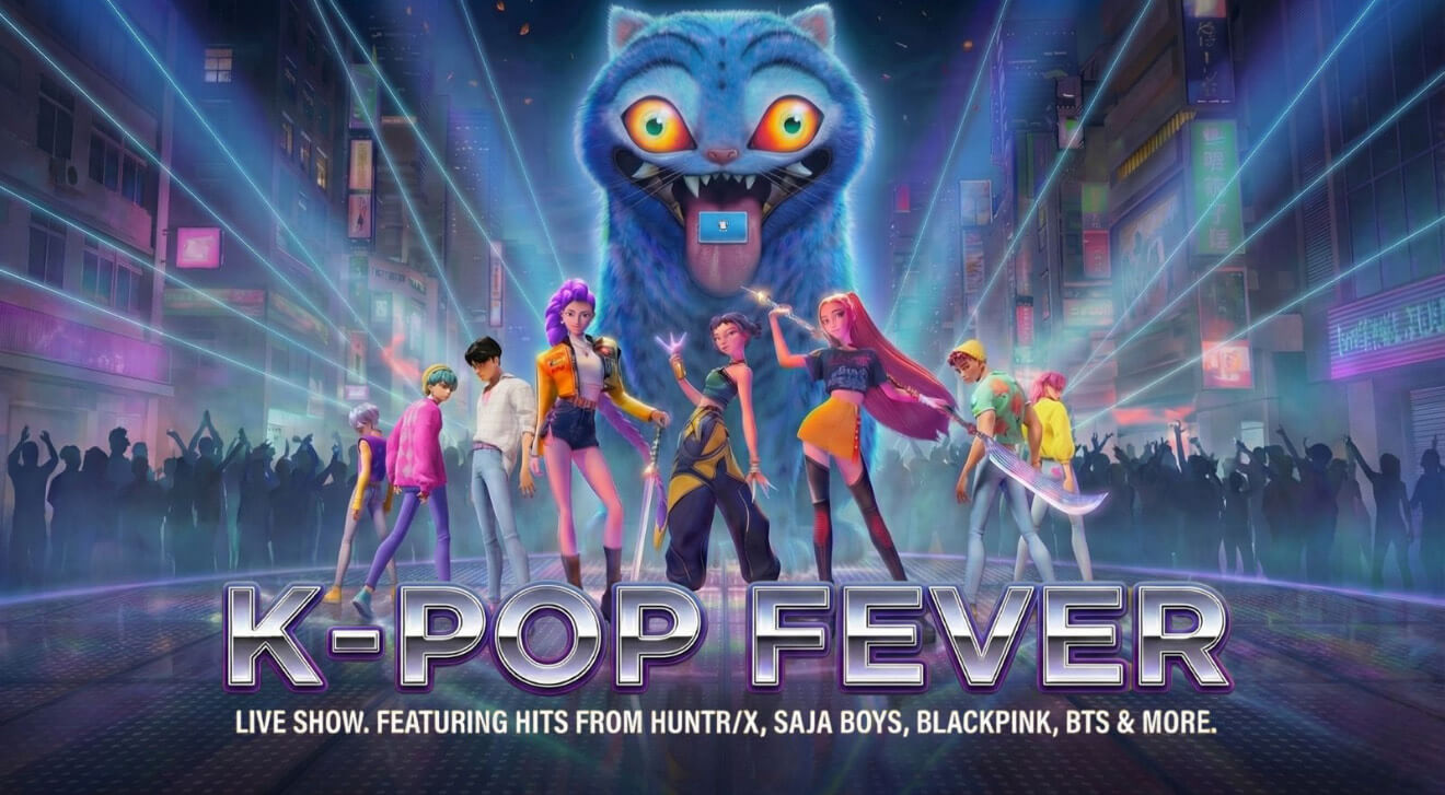 Animierte Figuren posieren vor einer großen blauen Katze mit leuchtenden Augen in einer neonbeleuchteten Stadt. Der Text lautet: K-POP FEVER. Live-Show mit Hits von verschiedenen K-Pop-Künstlern.