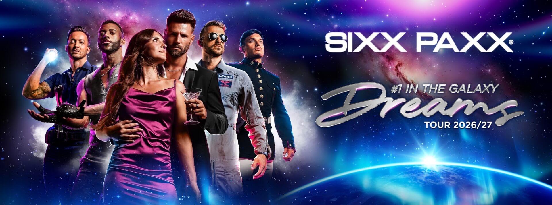 Sechs Personen in stylischen, futuristischen Outfits posieren vor einem kosmischen Hintergrund, auf dem SIXX PAXX, Dreams Tour 2026/27 und "#1 in the Galaxy" zu lesen sind.