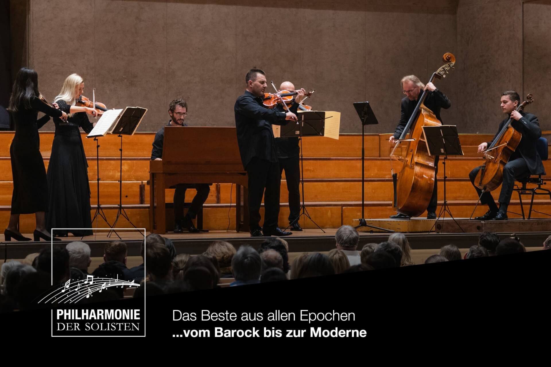 Sechs klassische Musiker treten vor Publikum mit Streichinstrumenten und einem Cembalo auf der Bühne auf. Der Text lautet: „Das Beste aus allen Epochen … vom Barock bis zur Moderne …“.
